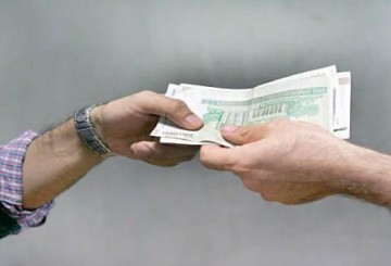 پول‌دادن به شورایاری‌ها شائبه سیاسی دارد