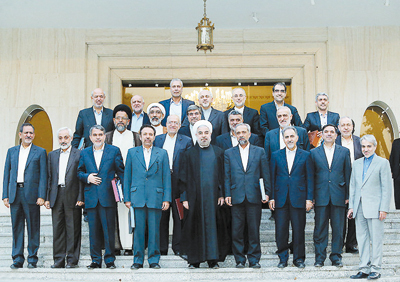 بخشی از چنين موج هايي را ميتوان به درگيريهاي داخلي در خود هيئت دولت مربوط دانست. درگيريهايي كه اغلب مربوط به اختلافنظر بين طيفهاي مختلف اقتصادي كابينه و دغدغه در خصوص ركود و بيكاري گسترده در كشور است. بخشی از چنين موج هايي را ميتوان به درگيريهاي داخلي در خود هيئت دولت مربوط دانست. درگيريهايي كه اغلب مربوط به اختلافنظر بين طيفهاي مختلف اقتصادي كابينه و دغدغه در خصوص ركود و بيكاري گسترده در كشور است.