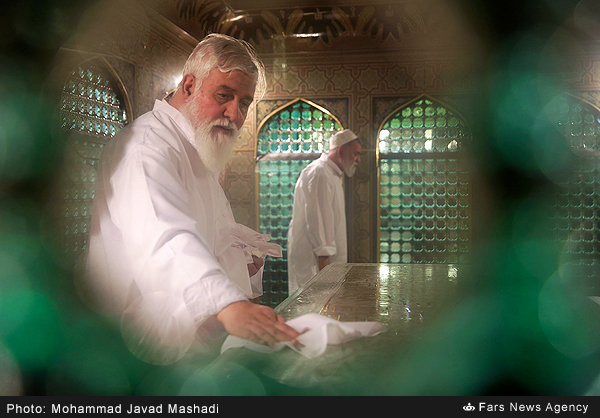 غبارروبی ضریح مطهر امام رضا(ع)